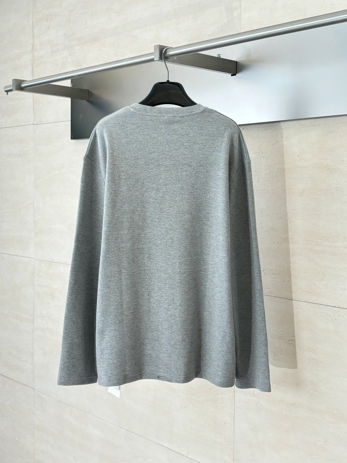 P400 Chrome Heart*/Chrome Heart 25 patchwork leather Henry collar waffle sweatshirt. The fabric is made of 350g cotton waffle double-layer material before washing (to distinguish between low-gram weight cut corners and non-pure cotton market products). The silver buckles and scrolls are made of antique bronze and real silver (the materials used have reached 300+ quality in the market). The leather label is still made of genuine imported lambskin. The most important thing is that the leather is hand-extended and stitched (the cost is high when it comes to manual work) in the fabric and hardware A lot of effort has been put into the craftsmanship. The highest quality in the market. The industry benchmark is only owned by a few people. Size: S/M/L